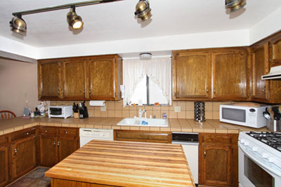 Large, well equipped kitchen